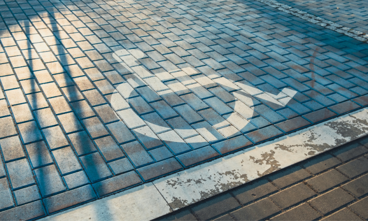 Place handicapée : pouvez-vous vous y garer ? Ce que dit la loi